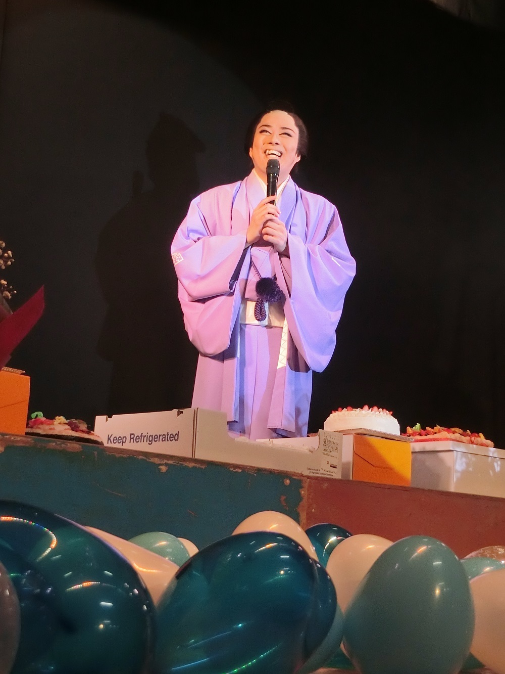 3/12(日)・3/13(月)に行われた新座長誕生日公演。ファンから多くのお祝いが届けられた。