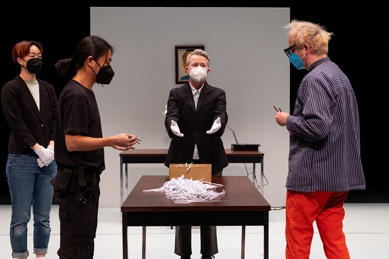 “The Nosebleed”ロサンゼルス公演                        (C）Angel Origgi