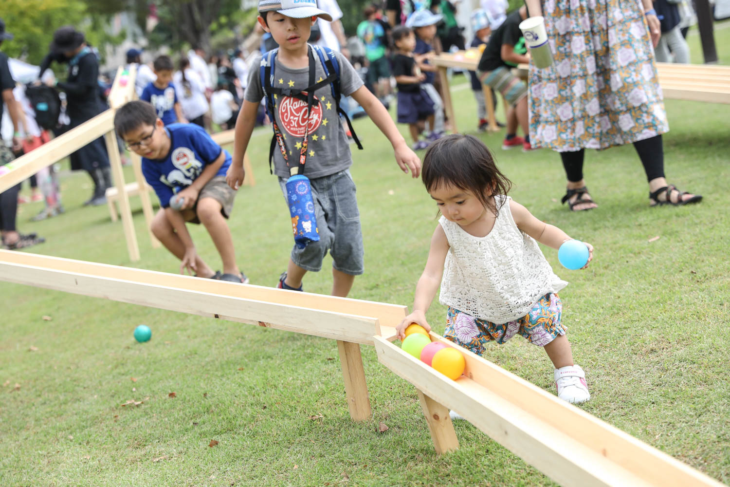 多くのキッズを魅了する、ボールを流す遊具。なお、別のところには自身が流れる巨大滑り台もあり。