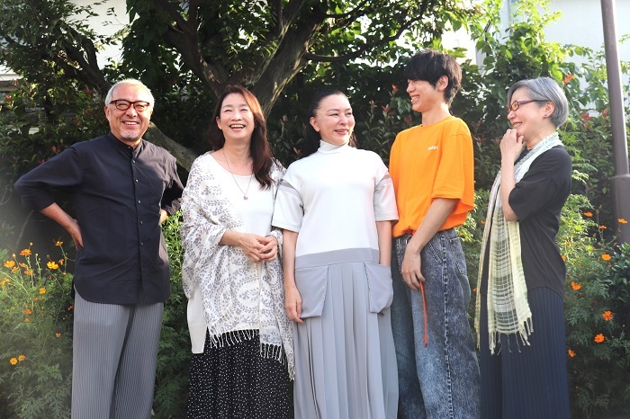 西瓜糖第9回公演『刺繍』　写真左から中尾隆聖、山像かおり、奥山美代子、三津谷亮、わかぎゑふ