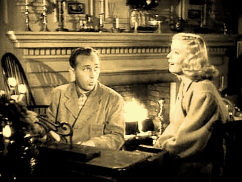 映画「スイング・ホテル」（1942年）で、〈ホワイト・クリスマス〉を歌うビング・クロスビー（左）と、共演のマジョリー・レイノルズ（DVDは、ワンコインの廉価版で入手可）。