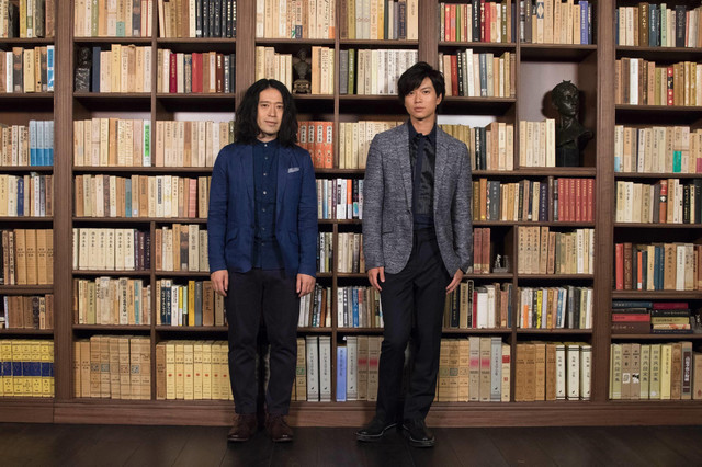 「タイプライターズ～物書きの世界～」MCの又吉直樹（左）と加藤シゲアキ（右）。(C)フジテレビ
