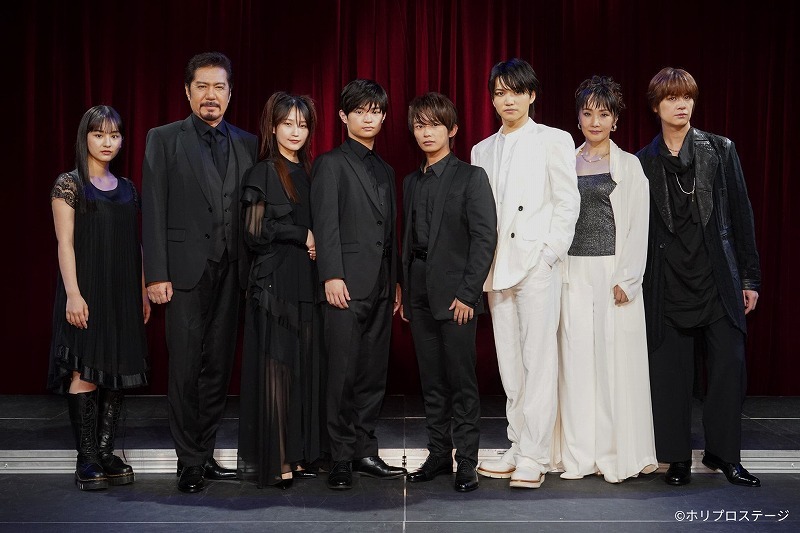 左より、リコ(HUNNY BEE)、今井清隆、鞘師里保、渡邉蒼、加藤清史郎、三浦宏規、濱田めぐみ、浦井健治