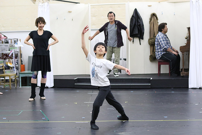 ソリダリティ（左・柚希礼音、中央・加藤航世、右・吉田鋼太郎） （カメラマン：田中亜紀）