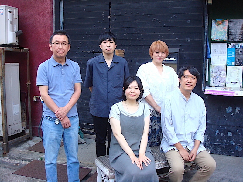  寅組『ホーム』作家陣と演出家。前列左から・長谷川彩、にへいたかひろ　後列左から・演出の加藤智宏、新宮虎太朗、こじまけいこ