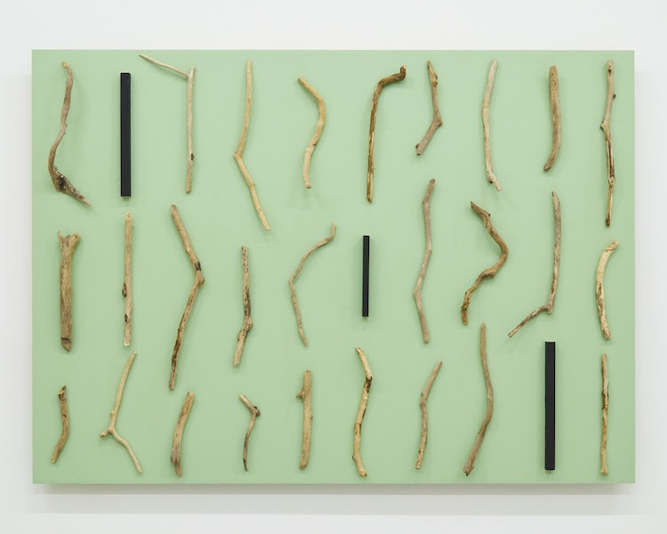 自続因 Cause of Self-Continuation 2018 wood, acrylic h.89.9 x w.125.0 x d.10.7 cm (C)Kishio Suga
