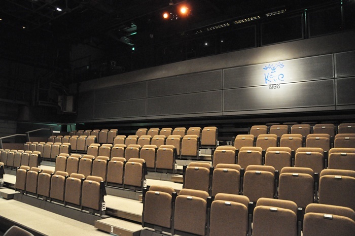 ３FのKAVCホール。可動式の客席なので、対面舞台やオールフラットのスタイルにも対応可能。