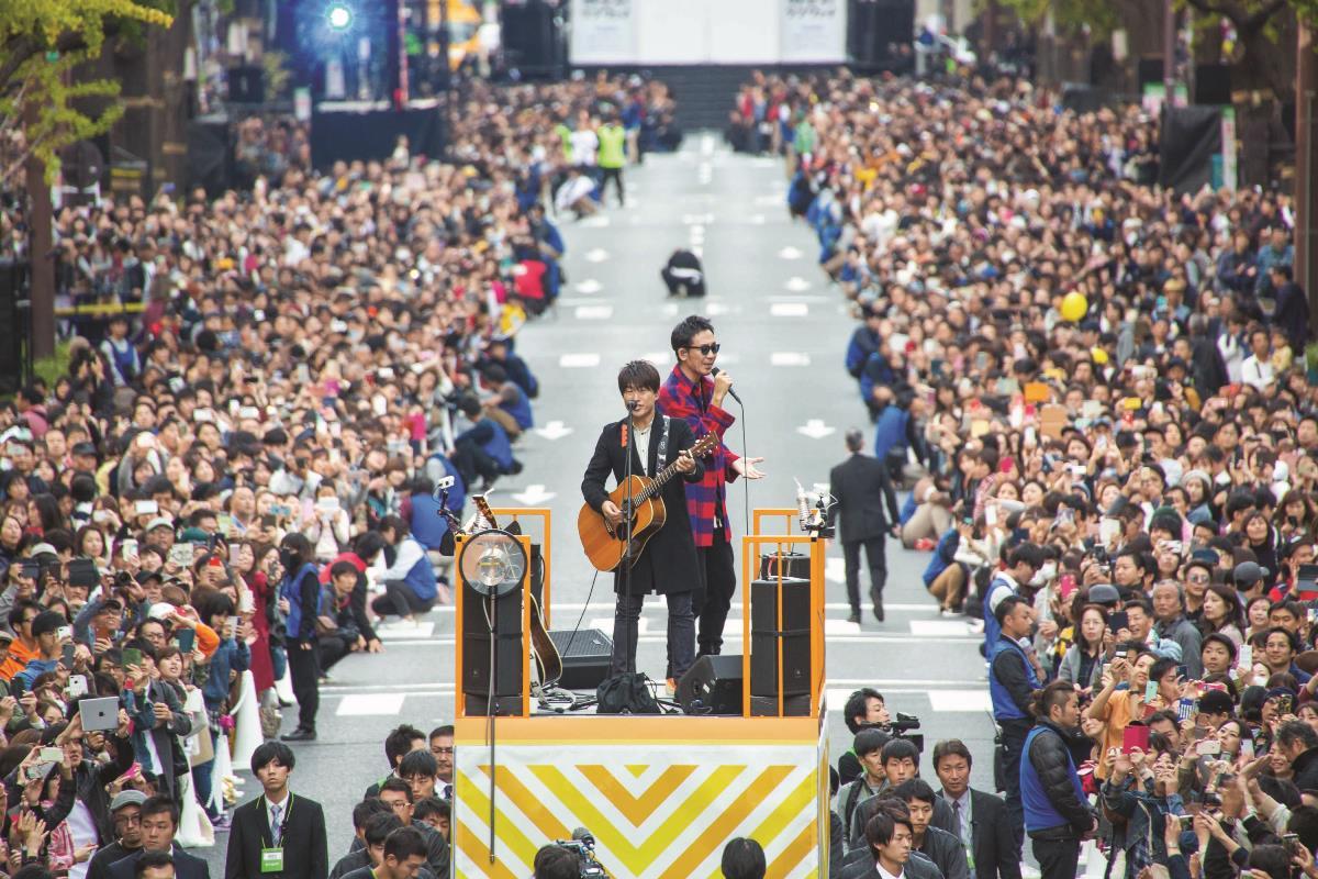 コブクロ 大阪で過去最大のストリートライブ 40万人の 御堂筋ランウェイ 観衆を前に こんなこと一生ない Spice エンタメ特化型情報メディア スパイス