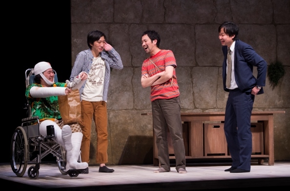 『おとこたち』東京公演より。（左から）用松亮、菅原永二、松井周、平原テツ  ［撮影：引地信彦］