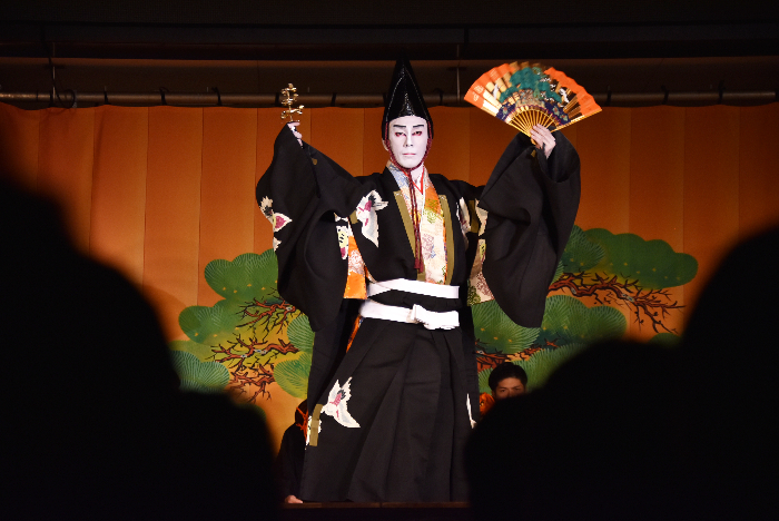 『三番叟』を披露する市川海老蔵