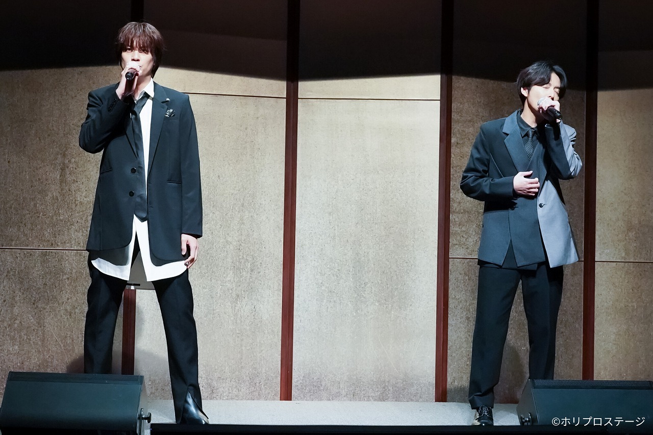 劇中曲「暗闇の中へ」披露 　　　　　　　　　撮影：田中亜紀