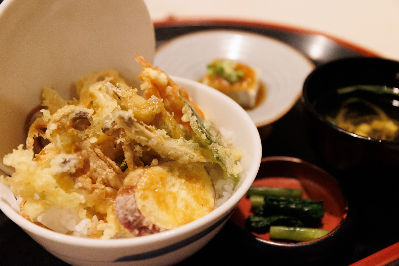 信州味噌を使ったタレが決め手の「みそ天丼」（¥1100） 撮影：大塚正明
