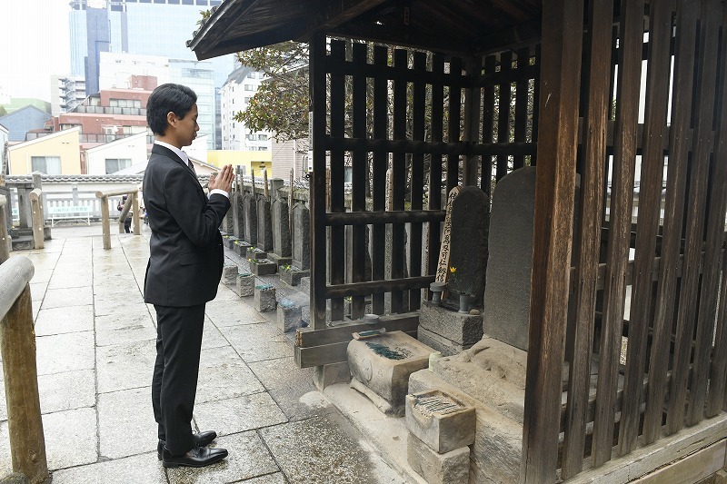 大石主税の墓に手を合わせる尾上左近