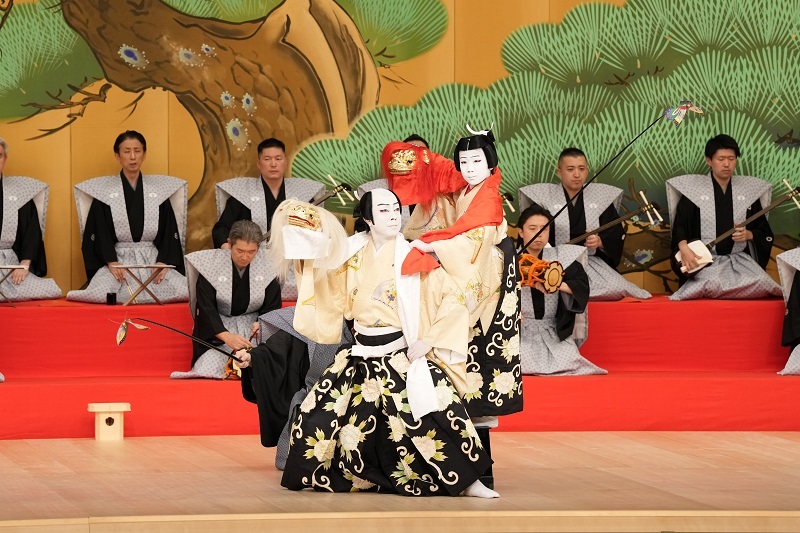 夜の部『連獅子』（左より）狂言師右近=八代目尾上菊五郎、狂言師左近=尾上菊之助