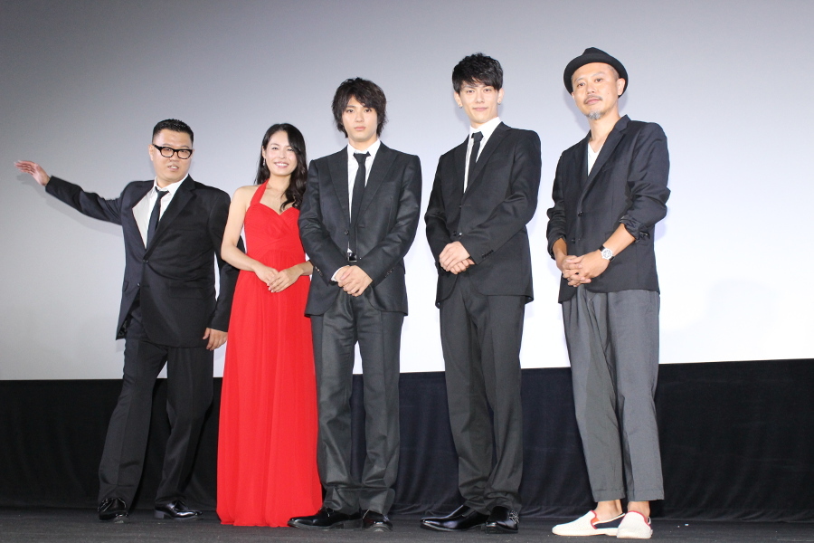 映画『闇金ドッグス6』 左から、長谷川忍、西原亜希、山田裕貴、青木玄徳、元木隆史監督