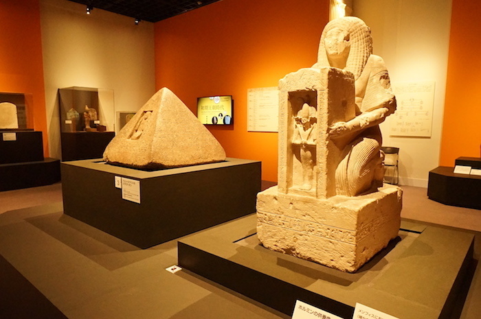 左：《アメンヘテプ・フイのピラミディオン》（紀元前1390年〜1353年頃）、右：《ホルミンの供養像》（紀元前1290年〜1213年頃）