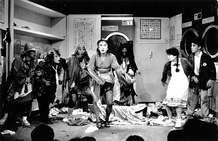 南河内万歳一座『ラブレター』（1989年初演）。