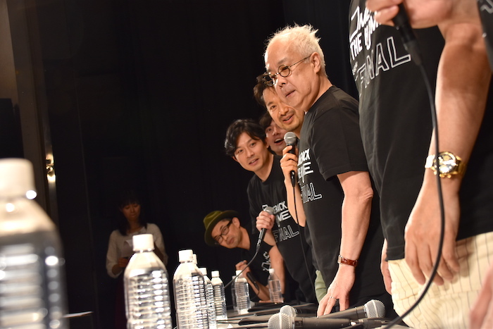 小堺一機（中央）の登場に、出演者一同起立してしまう。