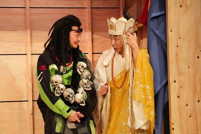 （左から）⾧塚圭史（沙悟浄）、柄本時生（三蔵法師） (C)宮川舞子
