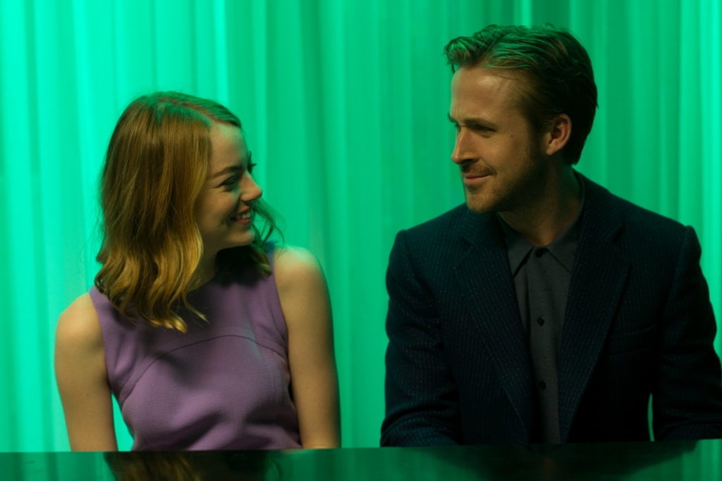  EW0001: Sebastian (Ryan Gosling) and Mia (Emma Stone) in LA LA LAND. Photo courtesy of Lionsgate. （C） 2016 Summit Entertainment, LLC. All Rights Reserved.to courtesy of Lionsgate.