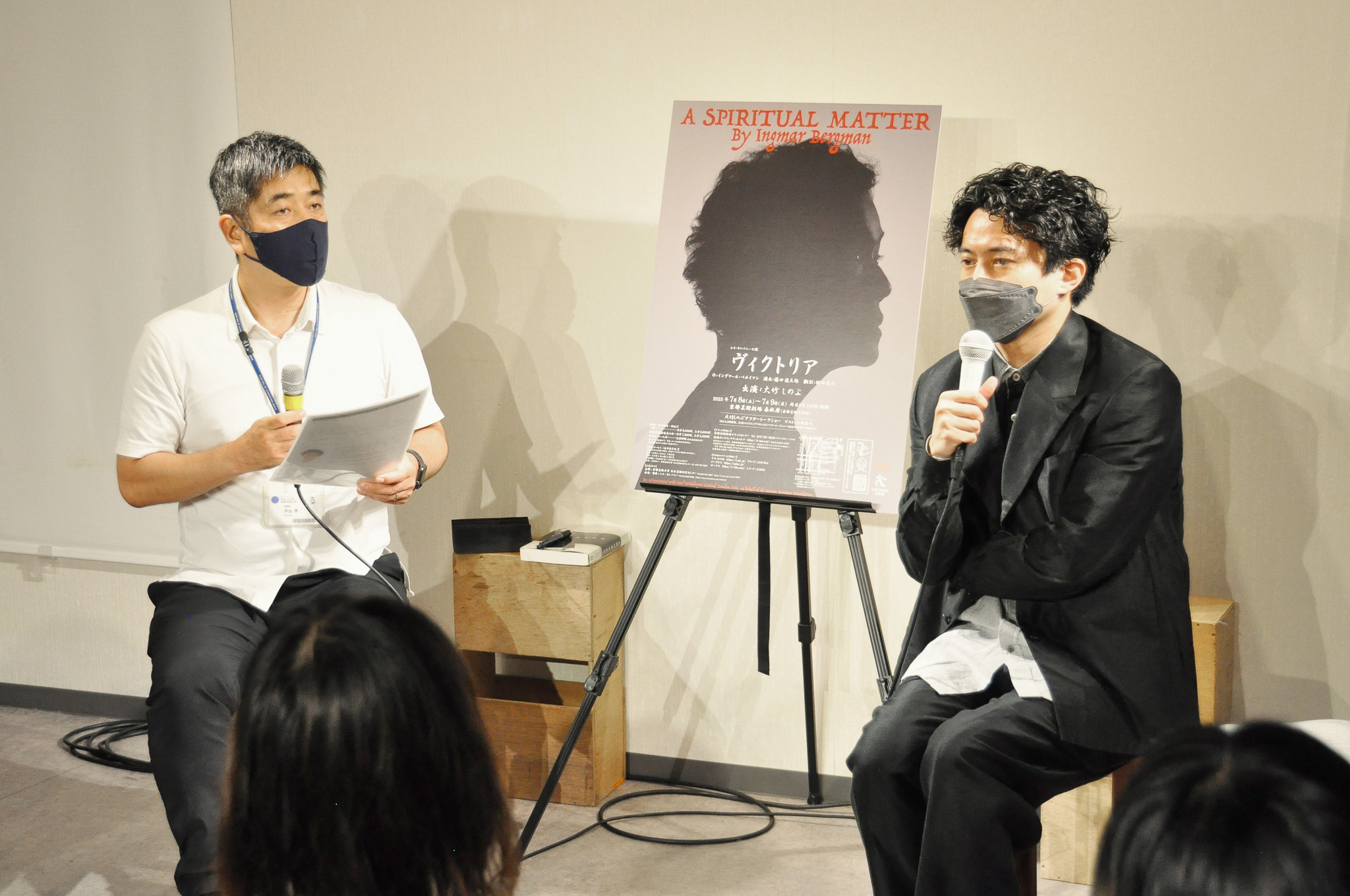 （左より）井出亮（京都芸術劇場プロデューサー）、藤田俊太郎