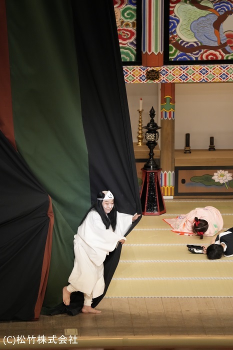 歌舞伎の定式幕を閉じる「紅長」 （C）松竹株式会社