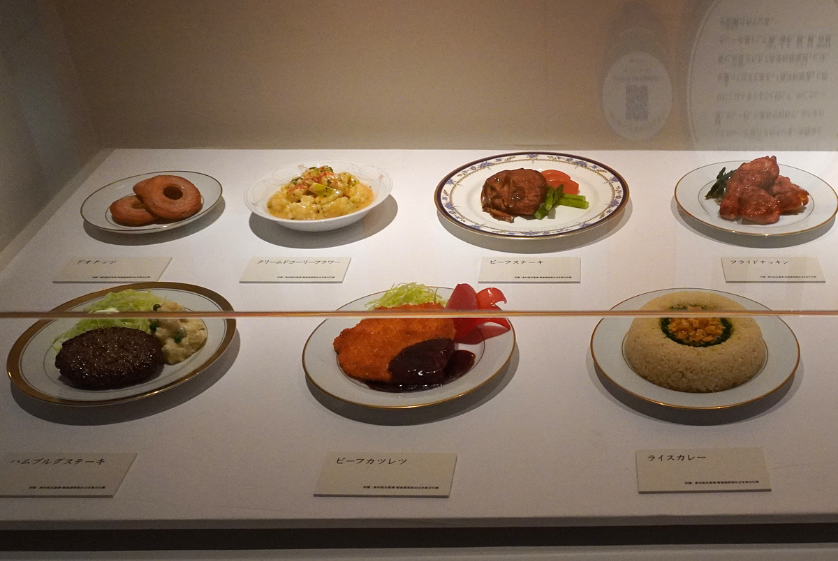 明治時代の西洋料理書から再現した料理の再現模型。