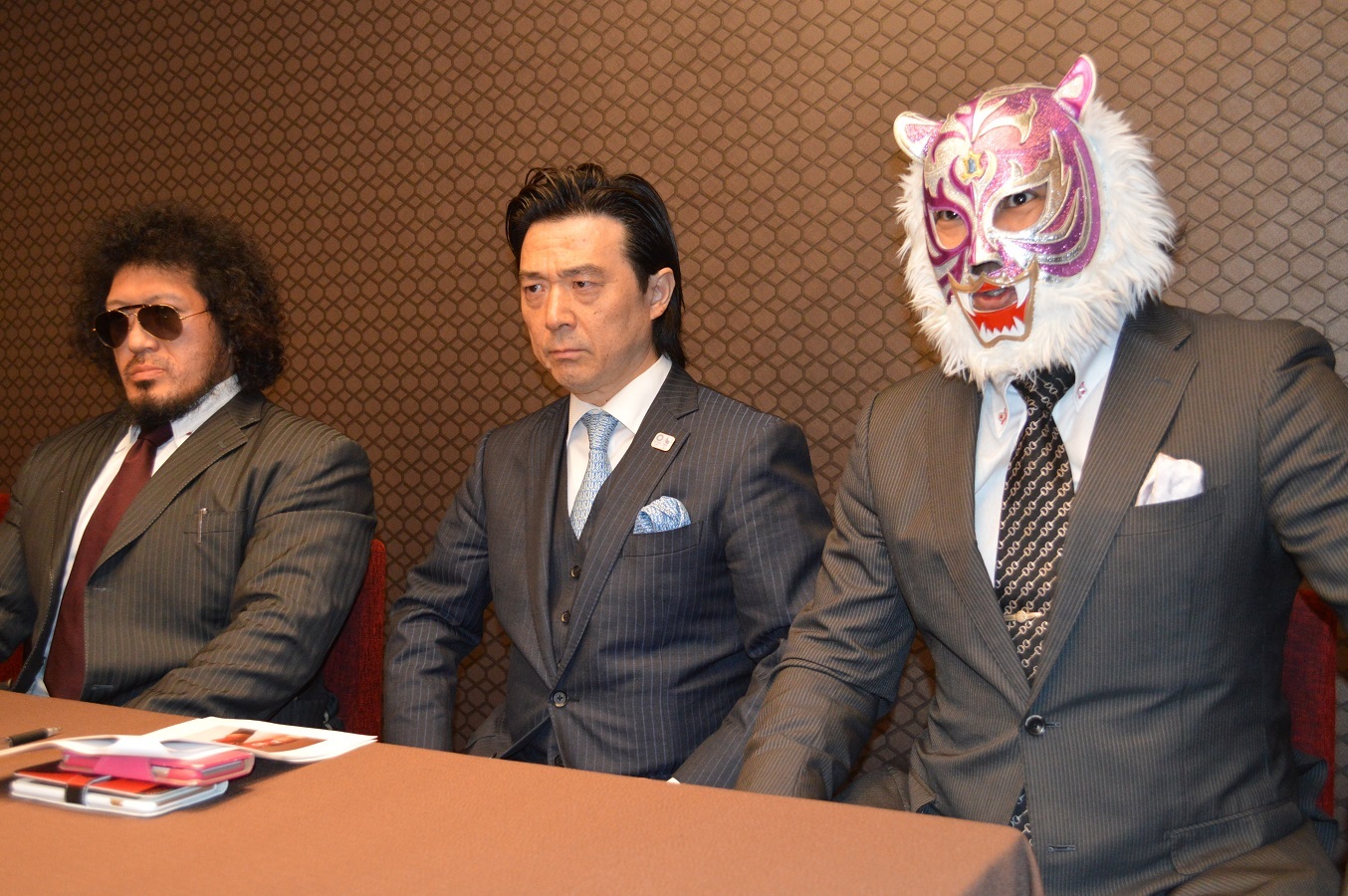 左から関根“シュレック”秀樹、平井丈雅社長、スーパー・タイガー