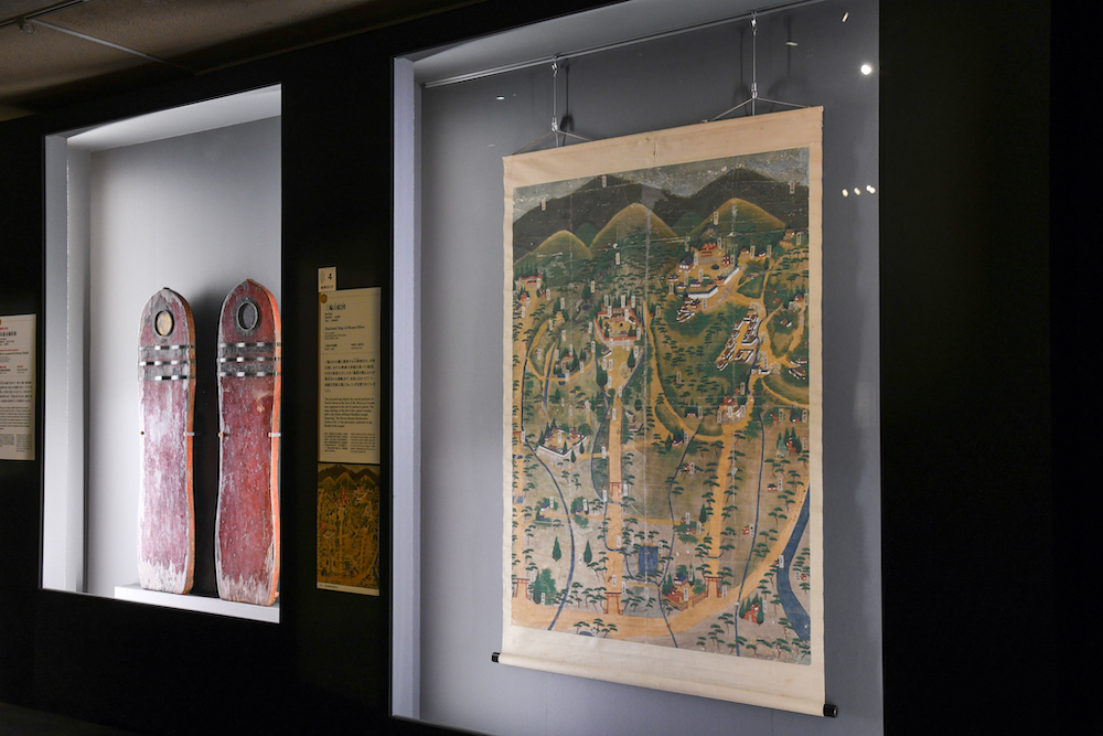 手前：《三輪山絵図》室町時代・16世紀 奈良・大神神社蔵　※8月1日（日）まで展示