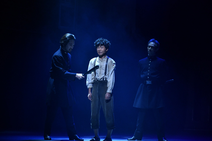 ミュージカル『オリヴァー・ツイスト』未来和樹（中央） 　（撮影：中岡美樹）
