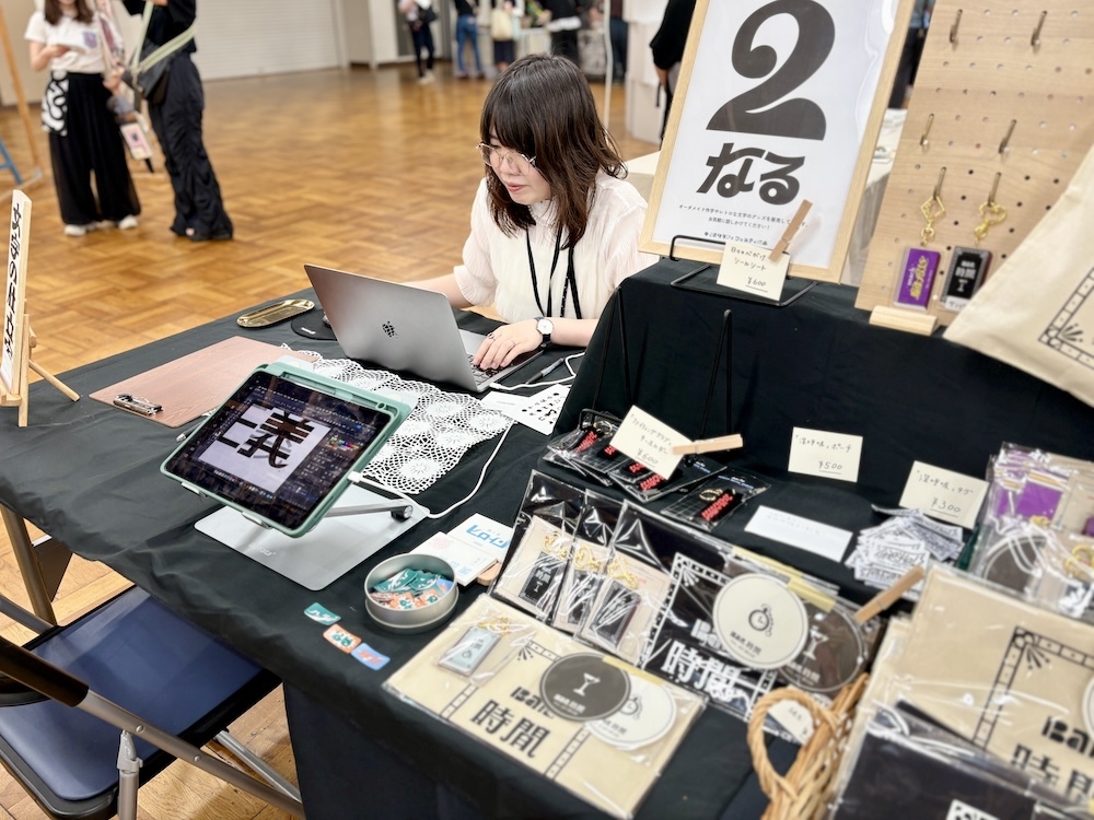 「なる」のブースにて制作中の作り手さん