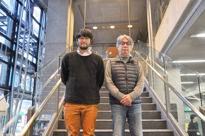 （左から）神戸アートビレッジセンタープログラム・ディレクターのウォーリー木下、館長の大谷燠（いく）。KAVCホールのエントランスにて。 ［撮影］吉永美和子（このページすべて）