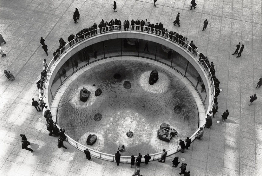 イサム・ノグチ『チェイス・マンハッタン銀行プラザのための沈床園』1961-64年  ©The Isamu Noguchi Foundation and Garden Museum, New York / Artist Rights Society [ARS] - JASPAR. Photo by Arthur Levine.