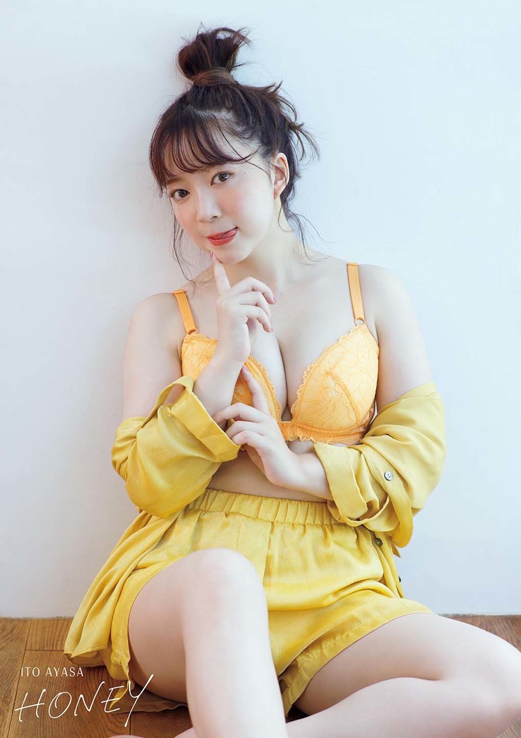 声優・伊藤彩沙が初のランジェリーカット、“マシュマロボディ”の水着姿も披露 2nd写真集『honey』が発売（写真9点） Musicman 0873