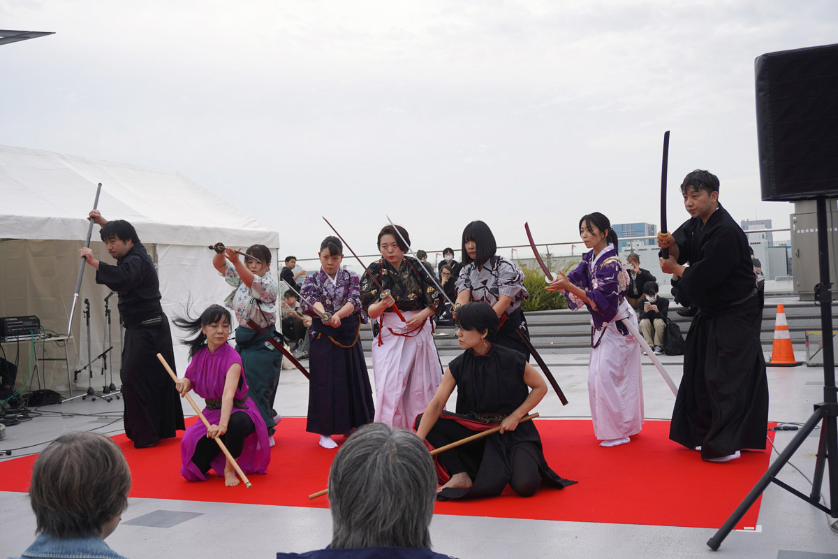 屋外パフォーマンスエリアにて「古武道art performance 炎＆ 柔剣雷心」のパフォーマンス