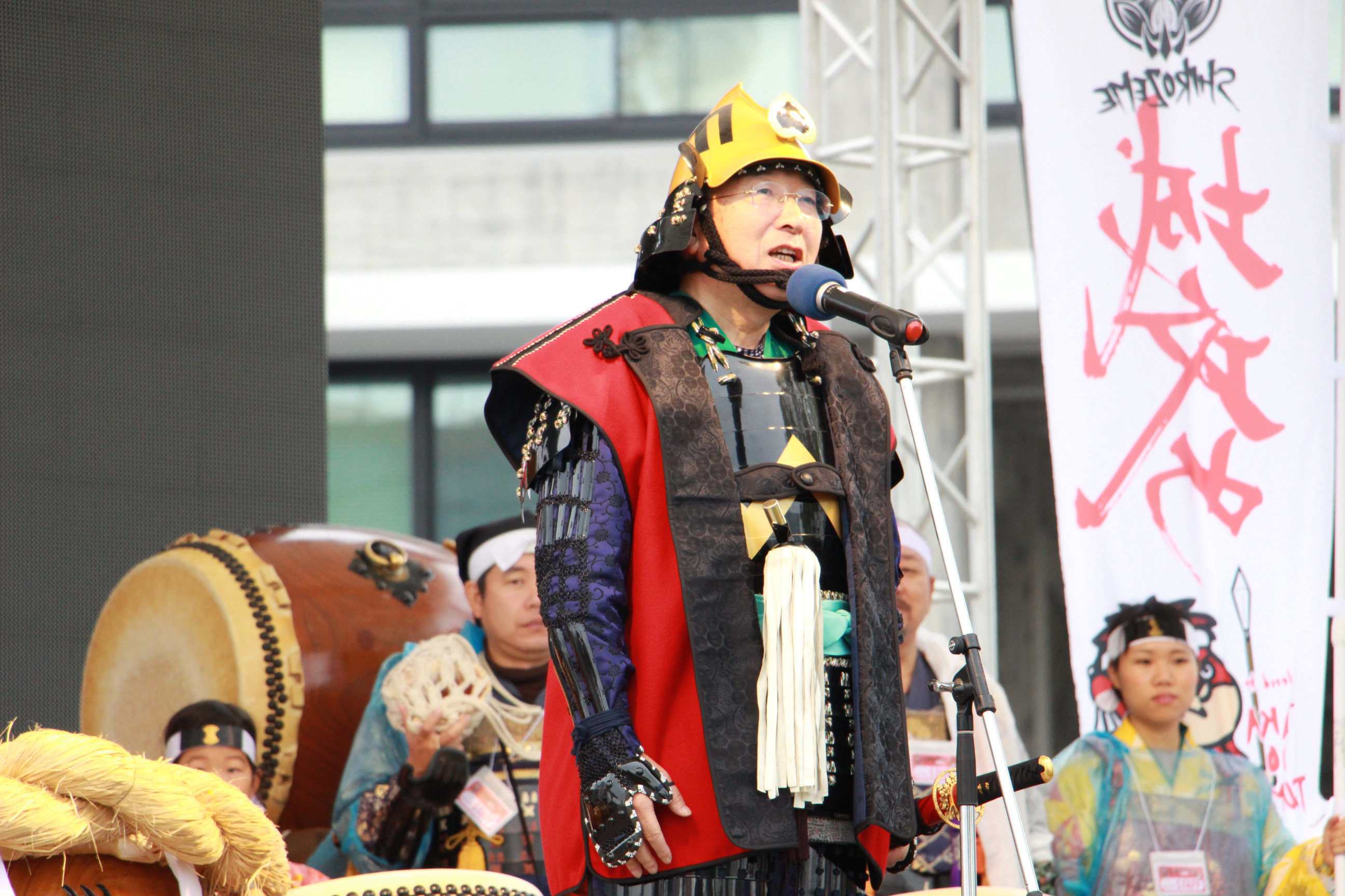 城主としてあいさつする松浦市長