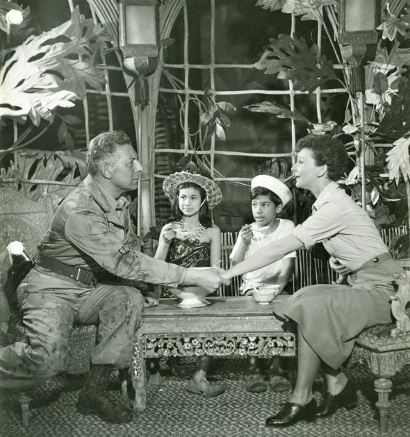 ブロードウェイ初演（1949年）の主演は、エツィオ・ピンザ（左）とメリー・マーティン