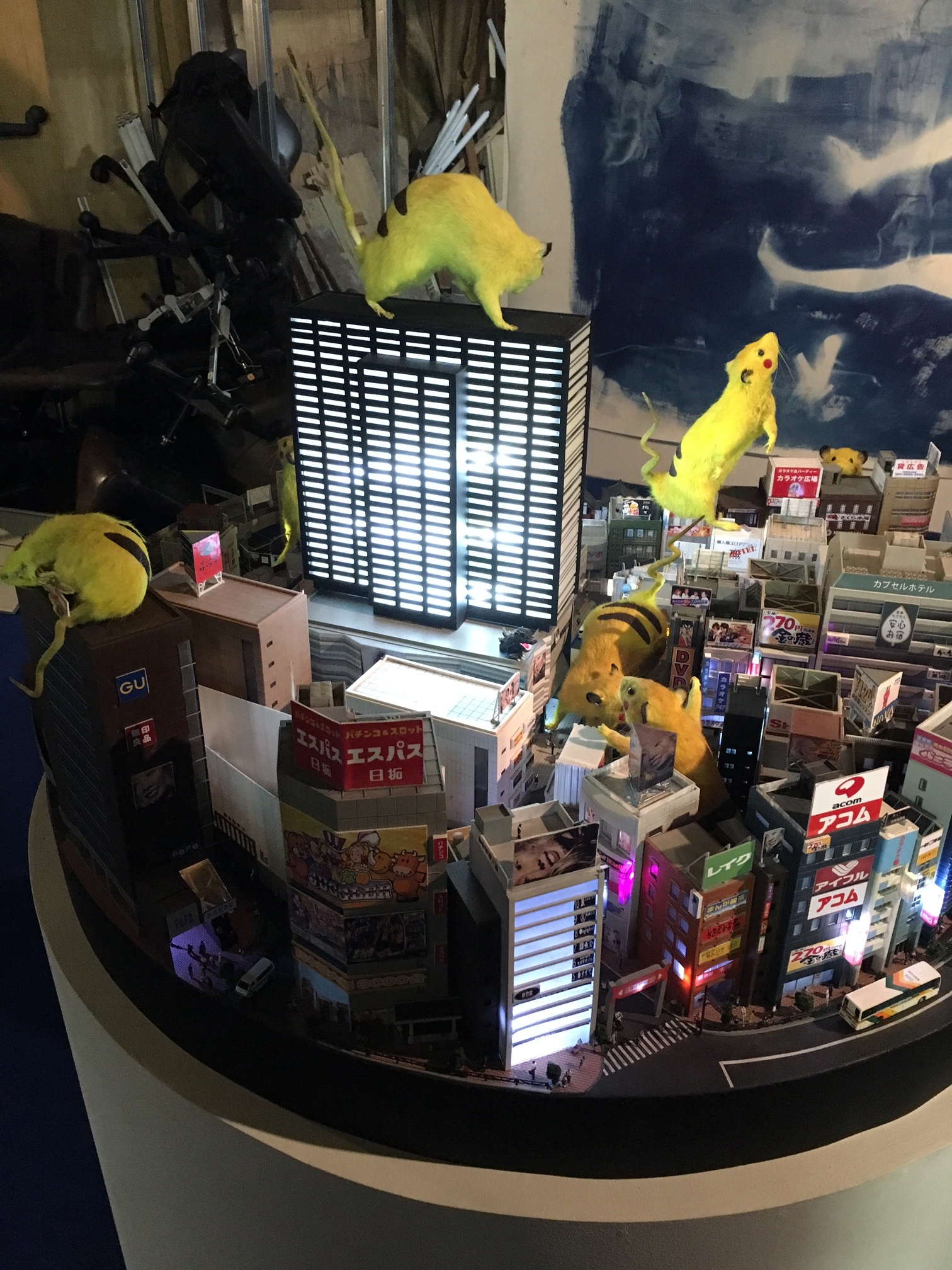 SUPER RAT　-Diorama Shinjuku- 新宿の街のジオラマには歌舞伎町振興組合ビルもあった。
