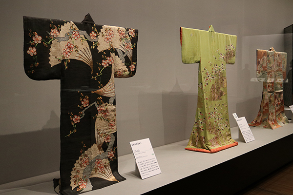 左：《梅樹扇模様帷子》江戸時代 18世紀（女子美術大学美術館蔵）（展示期間：11/28〜12/10）