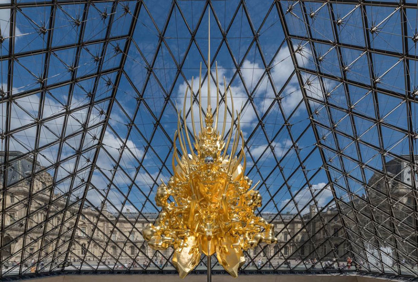 名和晃平『Throne』2018 mixed media h.1040, w.480, d.330 cm  photo: Nobutada OMOTE | SANDWICH ©Pyramide du Louvre, arch. I. M. Pei, musée du Louvre