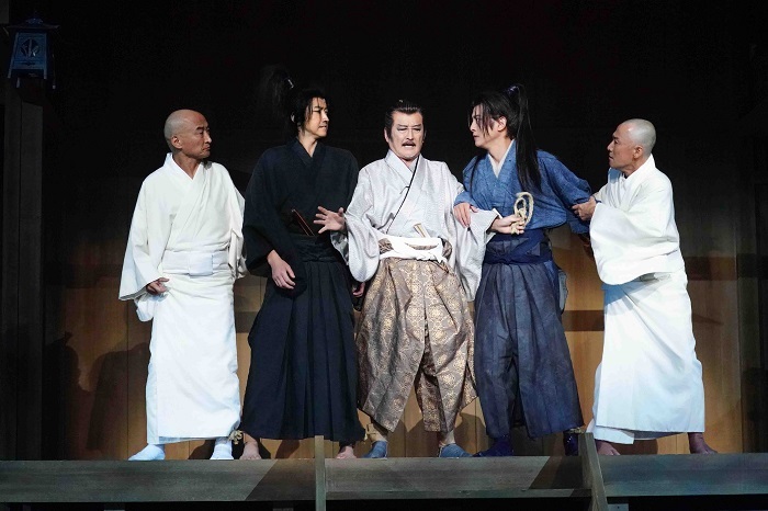 左より　塚本幸男(沢庵宗彭役)、藤原竜也(宮本武蔵役)、吉田鋼太郎(柳生宗矩役)、溝端淳平(佐々木小次郎役)、大石継太(平心役) 撮影：田中亜紀