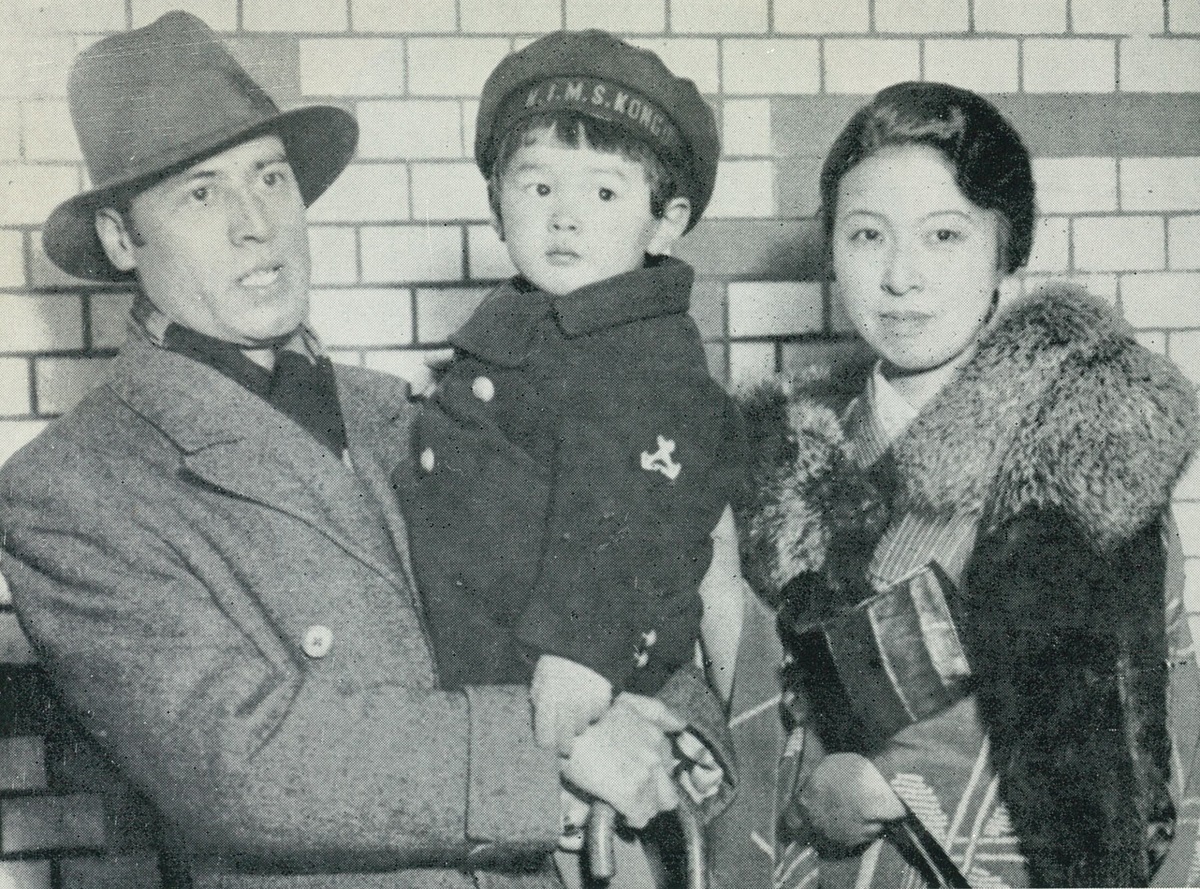 1934年（昭和9）帰国した義江を東京駅に出迎えた長男・義昭とあき