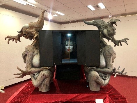 多くの体験型立体シュール作品を展示