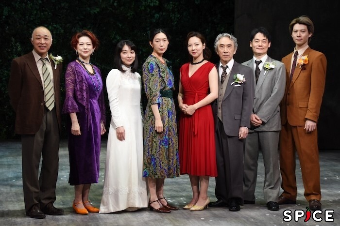 八十田勇一、秋山菜津子、三浦透子、江口のりこ、那須凜、段田安則、近藤公園、山崎大輝（左から）