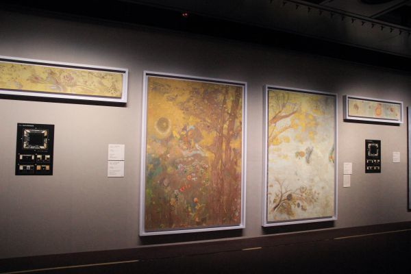 左：《黄色のフリーズ》　左中：《黄色い背景の樹》　右中：《黄色い花咲く枝》　右：《花のフリーズ（赤いひな菊）》　以上すべて、1900-1901年　木炭、油彩、デトランプ／カンヴァス　オルセー美術館蔵