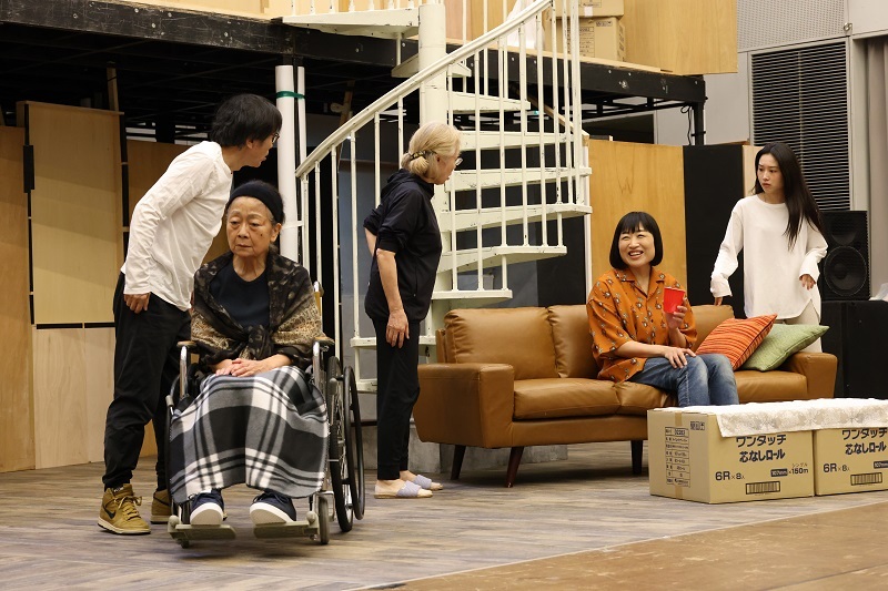 （左から）平田満、稲川実代子、増子倭文江、山崎静代、青山美郷