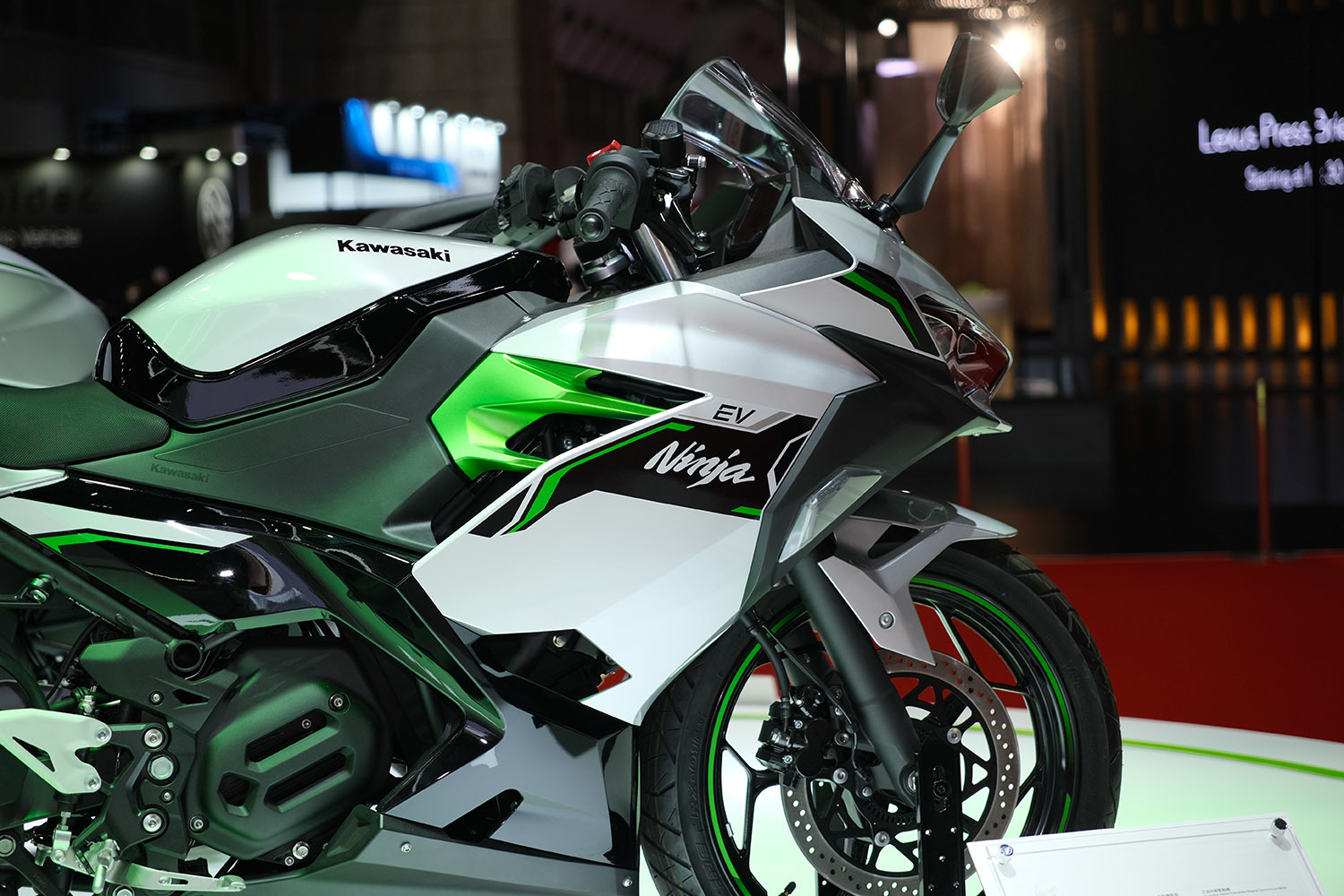 KAWASAKIブースではNinjaのハイブリッドモデル、EVモデルを展示