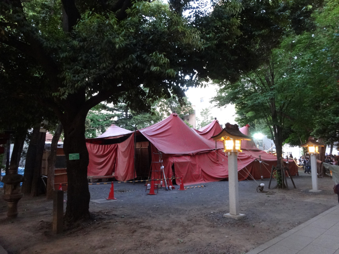 新宿・花園神社内に佇む唐組の紅テント （撮影：SPICE安藤光夫）