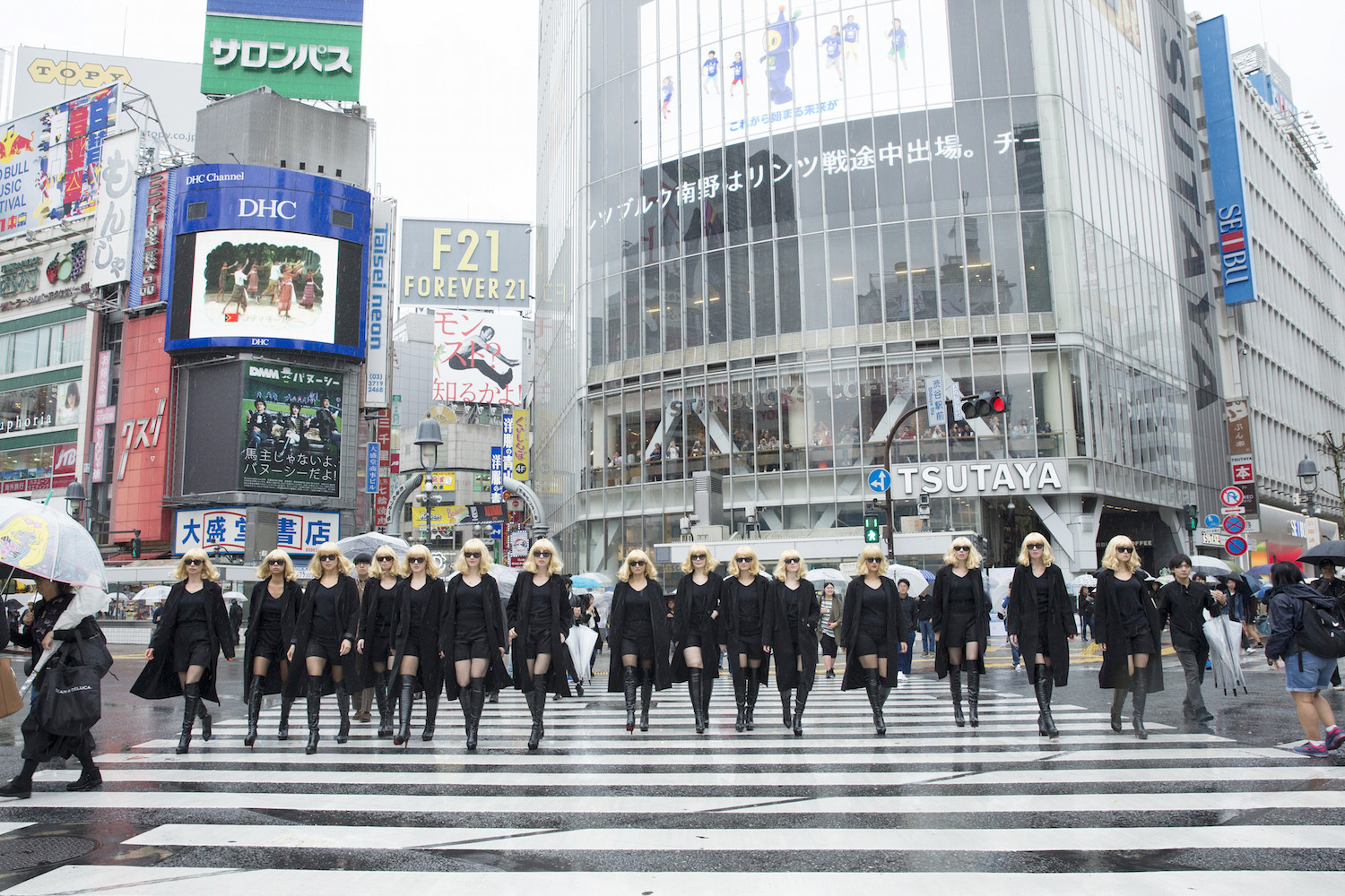 渋谷に襲来したアトミック女子たち