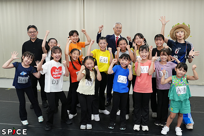 アニー役・孤児役の全員と、（最後列左から）山田和也（演出）、杉山典由取締役（丸美屋食品工業株式会社）、広崎うらん（振付・ステージング）